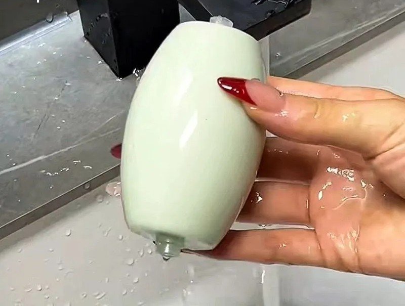 Enjuagando RollClean bajo el agua para reactivar su adherencia